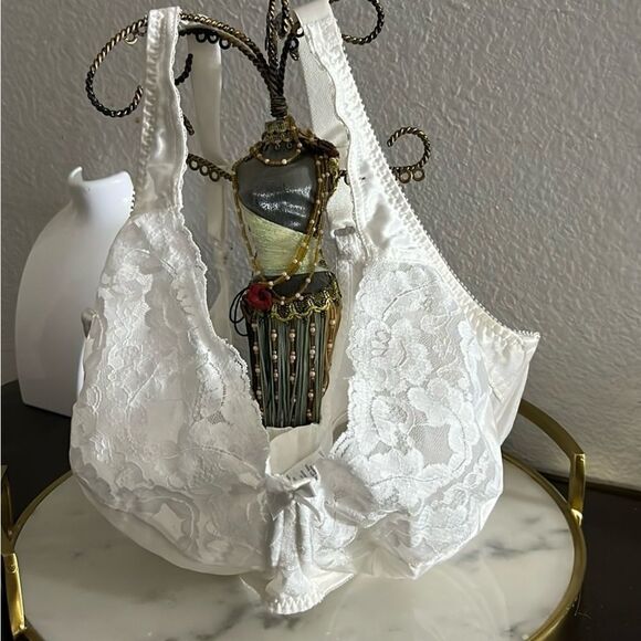 Vassarette bra white lace sheer 42D underwire floral EUC - Picture 1 of 7